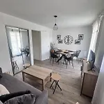 Bel T2 Refait A Neuf Avec Piscine Couverte De Juin A Fin Septembre, Pres Des Stations De Avec Navette Et Draps Et Serviettes Compris Appartement