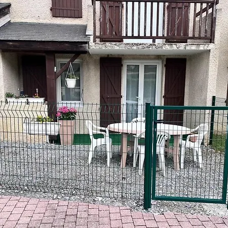 Bel T2 Refait A Neuf Avec Piscine Couverte De Juin A Fin Septembre, Pres Des Stations De Avec Navette Et Draps Et Serviettes Compris * Bielle