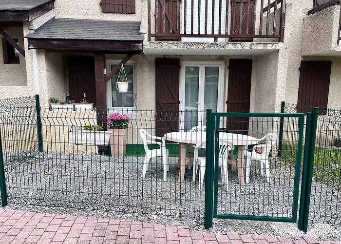 Bel T2 Refait A Neuf Avec Piscine Couverte De Juin A Fin Septembre, Pres Des Stations De Avec Navette Et Draps Et Serviettes Compris * Bielle